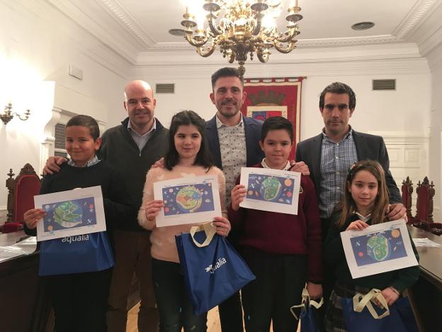 Los niños recibieron sus premios en el Ayuntamiento. :: l.r.