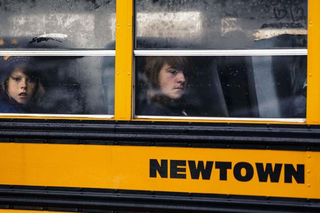 Alumnos de la escuela elemental Sandy Hook de Connecticut son evacuados después de que un joven armado matara a 27 personas el 14 de diciembre de 2012. :: reuters