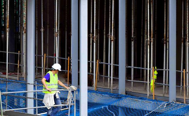 Piden 3 años a un promotor inmobiliario y 18 meses a un arquitecto por una estafa en Lardero