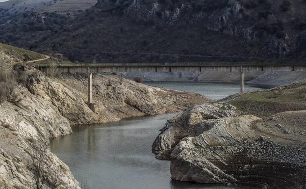 Imagen de enero de un tramo del pantano de Mansilla. 