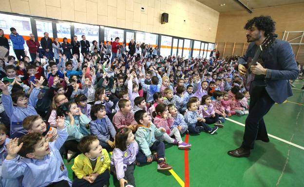 Pablo Sáinz Villegas ofrece el primero de sus dos conciertos en colegios riojanos en el centro logroñés de Siete Infantes