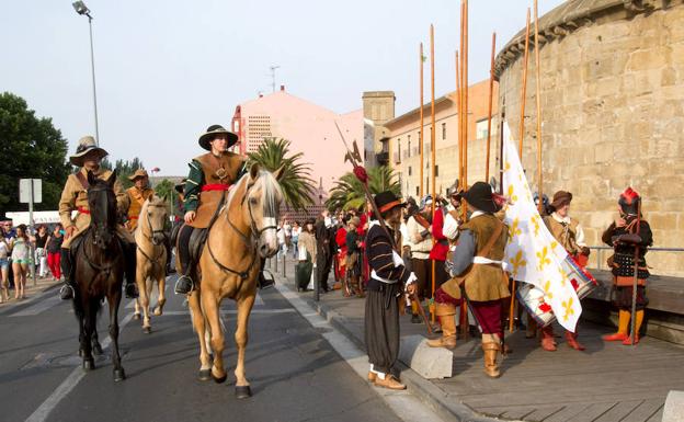 Actos con tropas de época junto a la 'cortina' de El Revellín. 