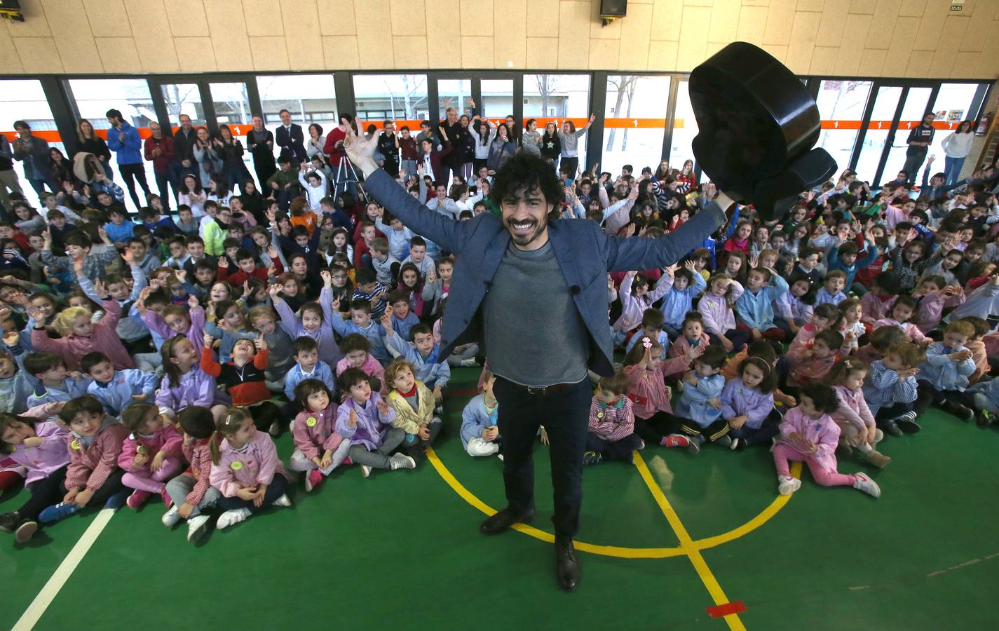 El guitarrista Pablo Sáenz Villegas actuó en directo para los alumnos del Colegio Siente Infantes de Logroño.