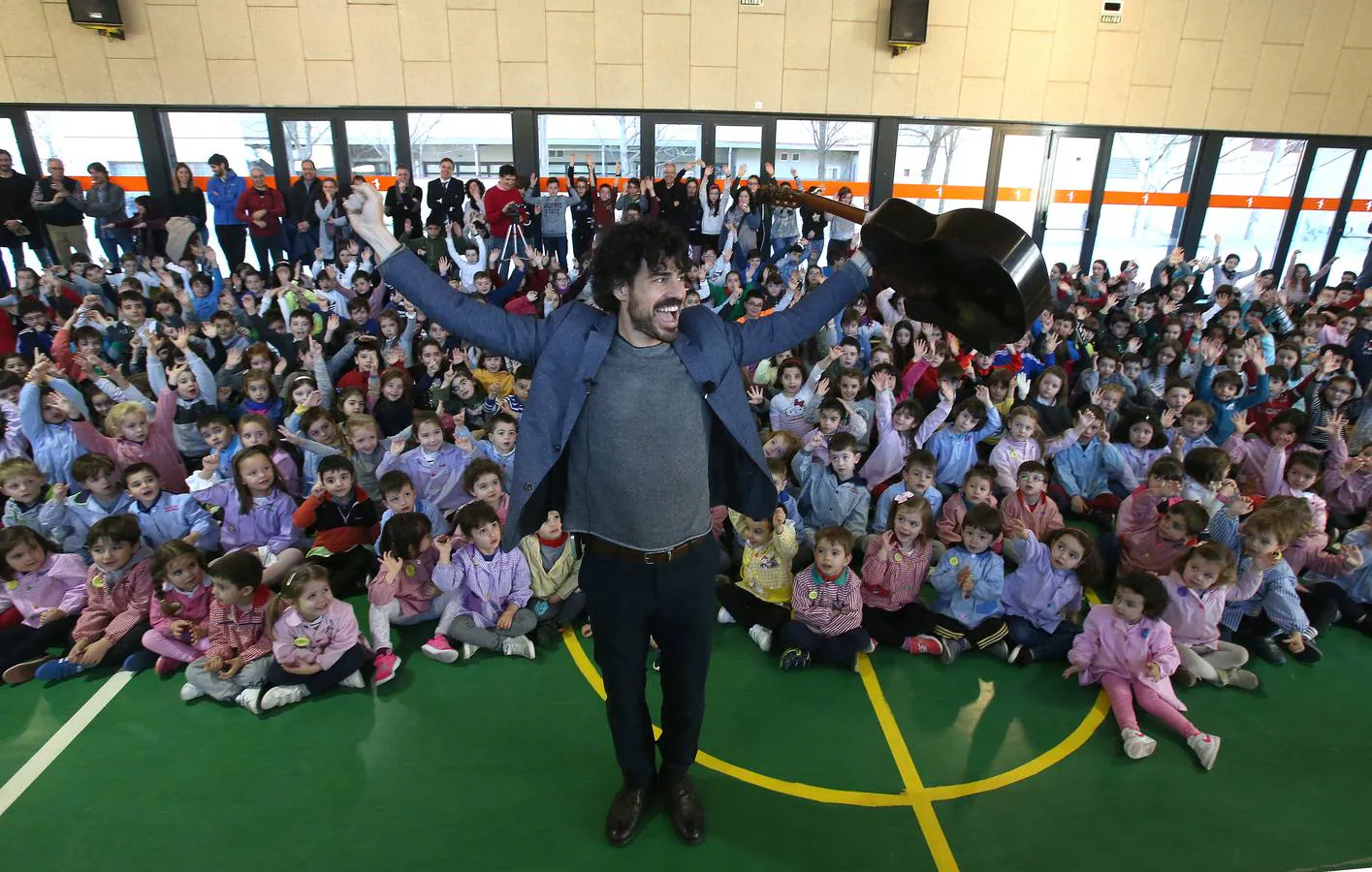 El guitarrista Pablo Sáenz Villegas actuó en directo para los alumnos del Colegio Siente Infantes de Logroño.