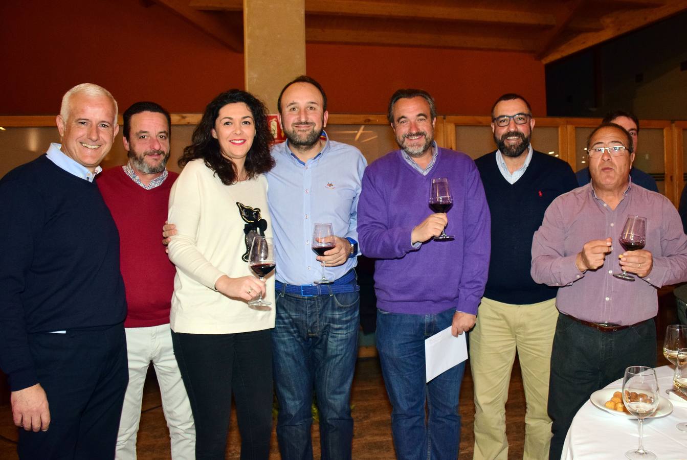 Los asistentes disfrutaron de una cata de vinos de Bodegas Ramón Bilbao antes de la entrega de premios.