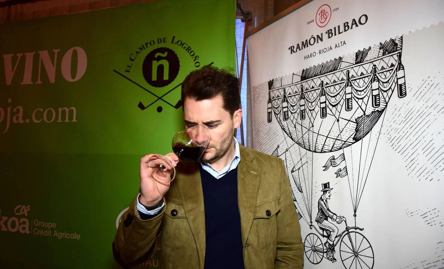 Los asistentes disfrutaron de una cata de vinos de Bodegas Ramón Bilbao antes de la entrega de premios.