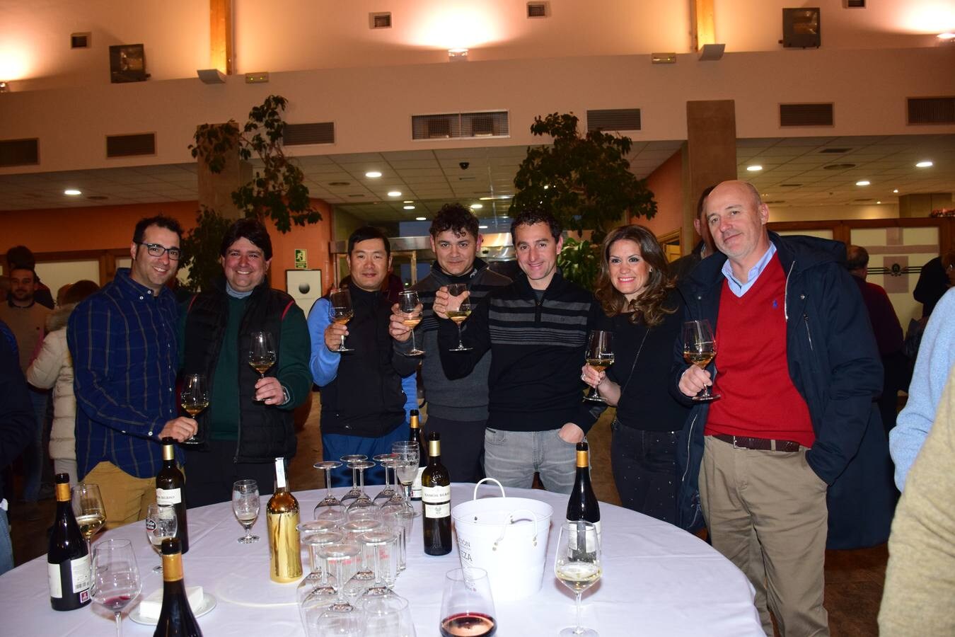 Los asistentes disfrutaron de una cata de vinos de Bodegas Ramón Bilbao antes de la entrega de premios.