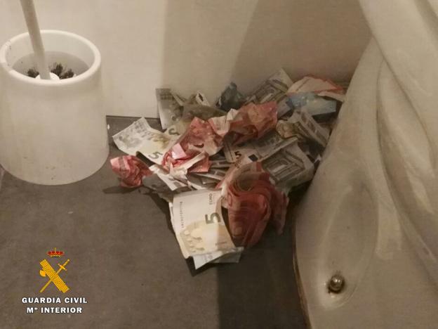 Dinero hallado en los servicios del bar aledaño. :: guardia civil