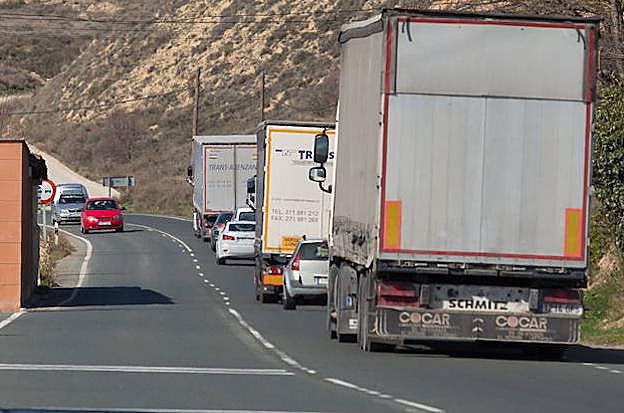 Carretera de Laguardia cargada de tráfico pesado. :: 