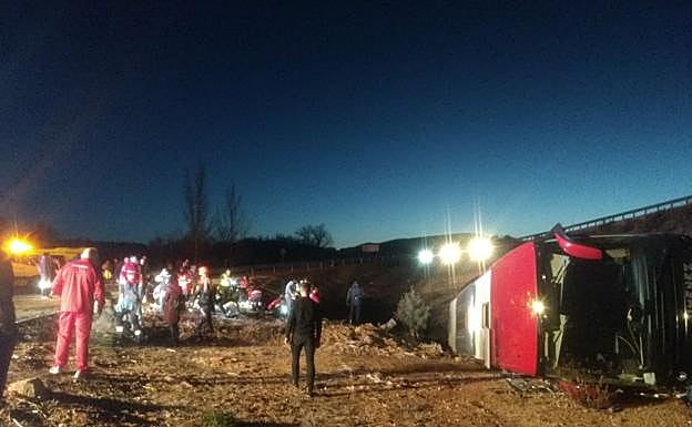 Ls integrantes de la selección cántabra de lucha, con chándal rojo, en el lugar del accidente.. 