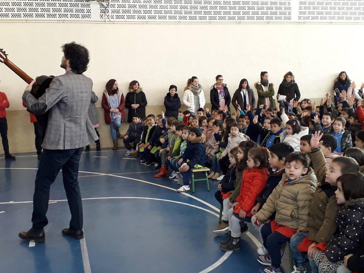 ´ablo Sáinz Villegas emplea la música para hablar de valores y emocione en los colegios de Logroño y Calahorra