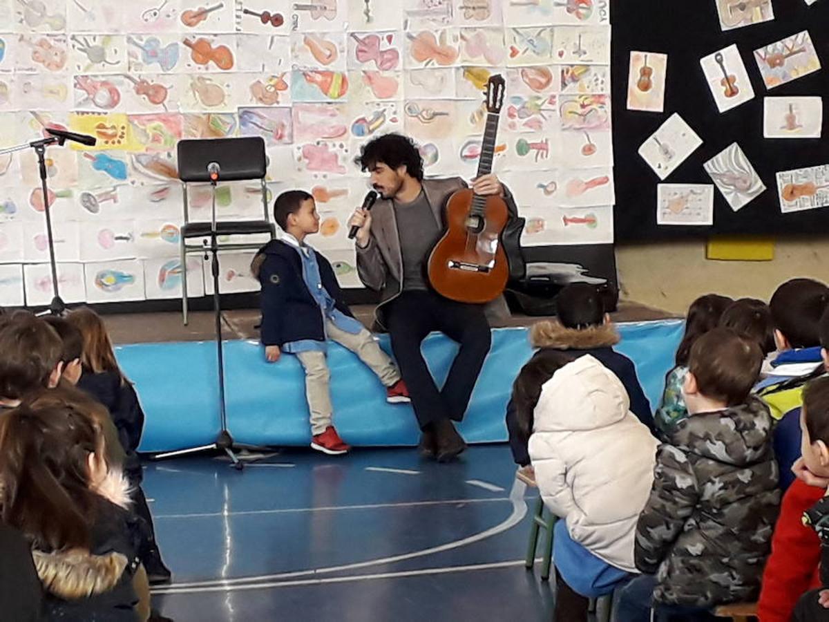 ´ablo Sáinz Villegas emplea la música para hablar de valores y emocione en los colegios de Logroño y Calahorra