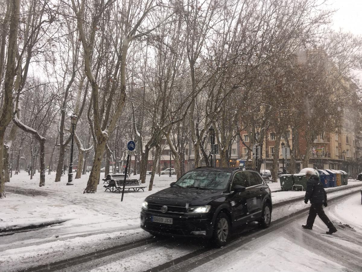 La nieve ha provocado numerosos problemas a primera hora en la capital