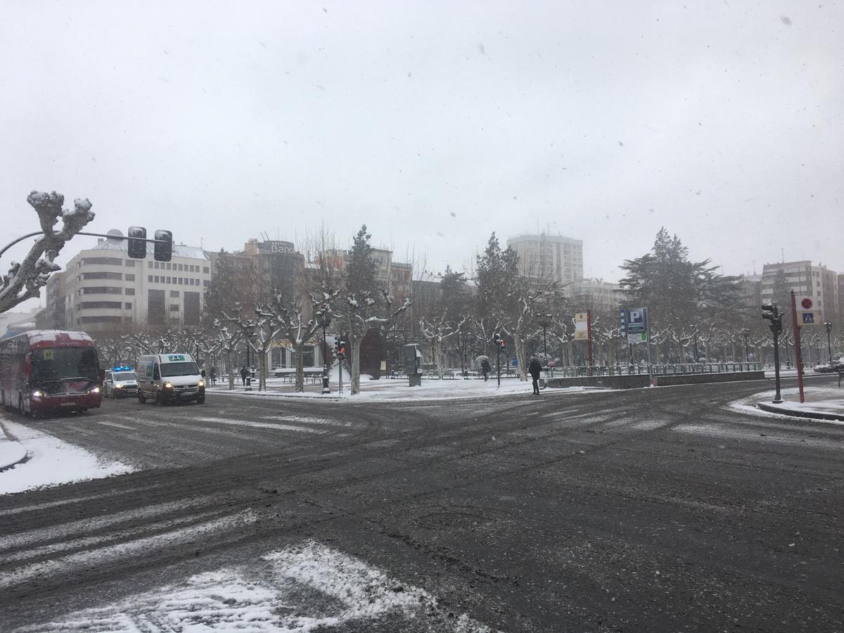 La nieve ha provocado numerosos problemas a primera hora en la capital