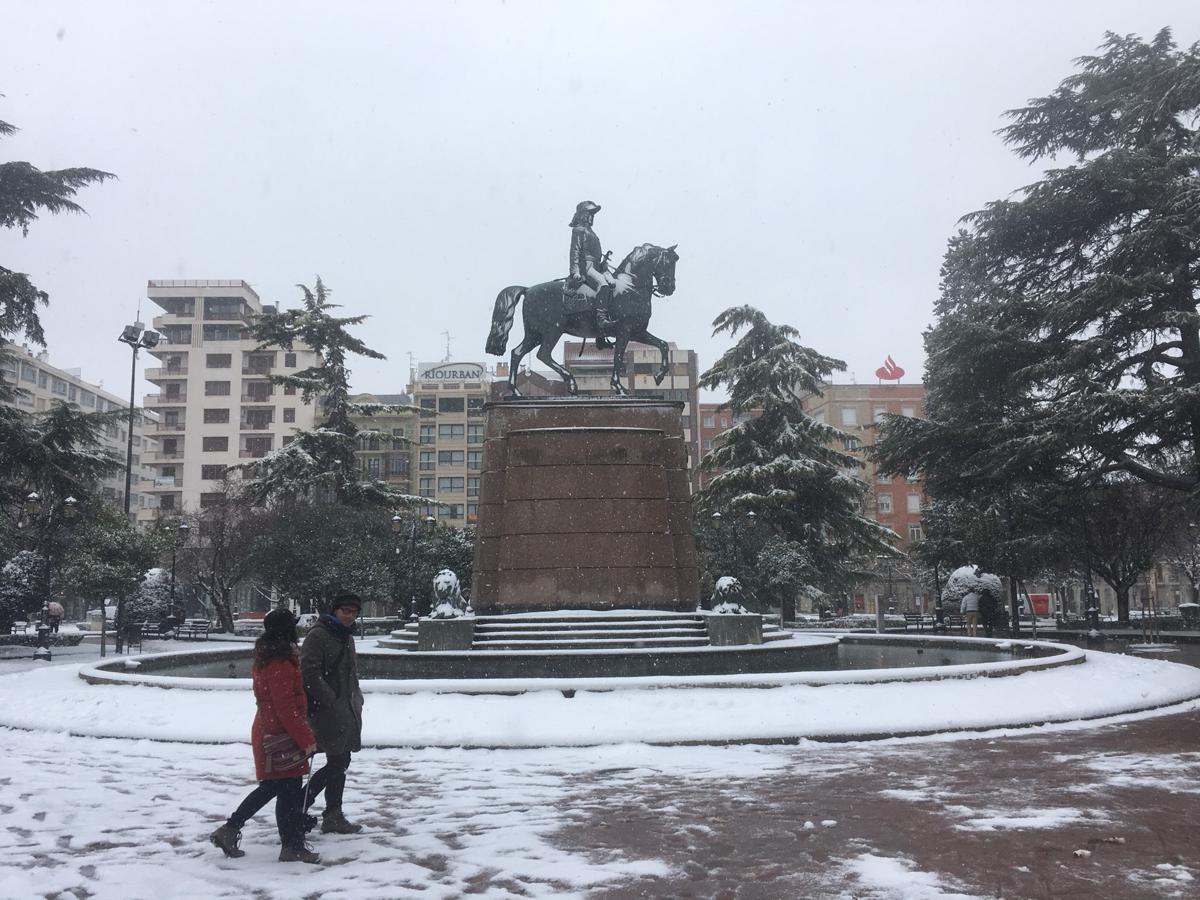 La nieve ha provocado numerosos problemas a primera hora en la capital