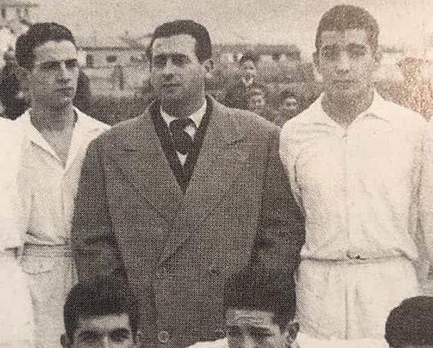 Sixto Maiso posa junto a un once de la Peña Balsamaiso. 