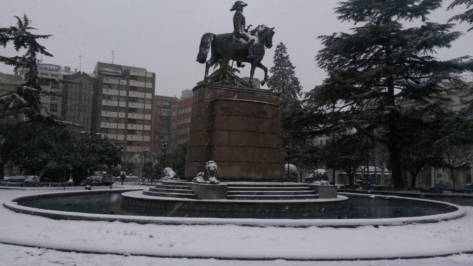 La nieve ha provocado numerosos problemas a primera hora en la capital