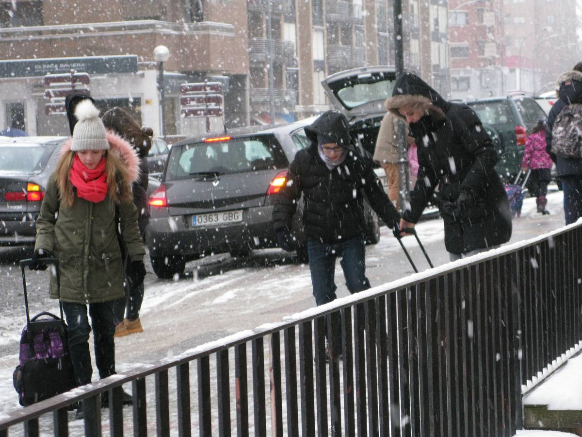 La nieve ha provocado numerosos problemas a primera hora en la capital