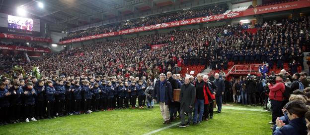 Varios excompañeros portan
el féretro de Quini a su salida
al césped de El Molinon. :: efe