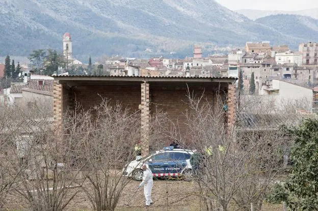 Agentes de los Mossos rastrean con detectores de metal el terreno de la casa de Magentí. :: R. Townsend / efe