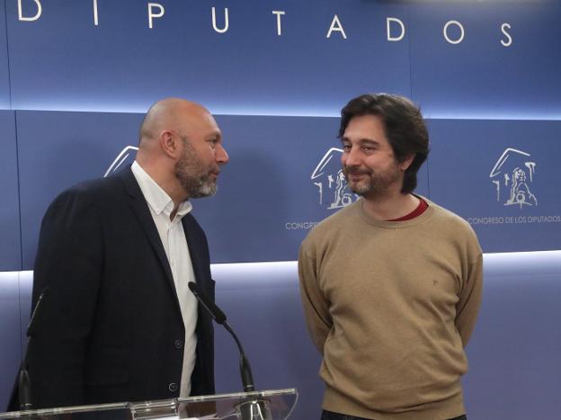 Ricardo Sixto y Mayoral tras explicar ayer las enmiendas de Podemos a la 'ley mordaza'. :: zipi / efe