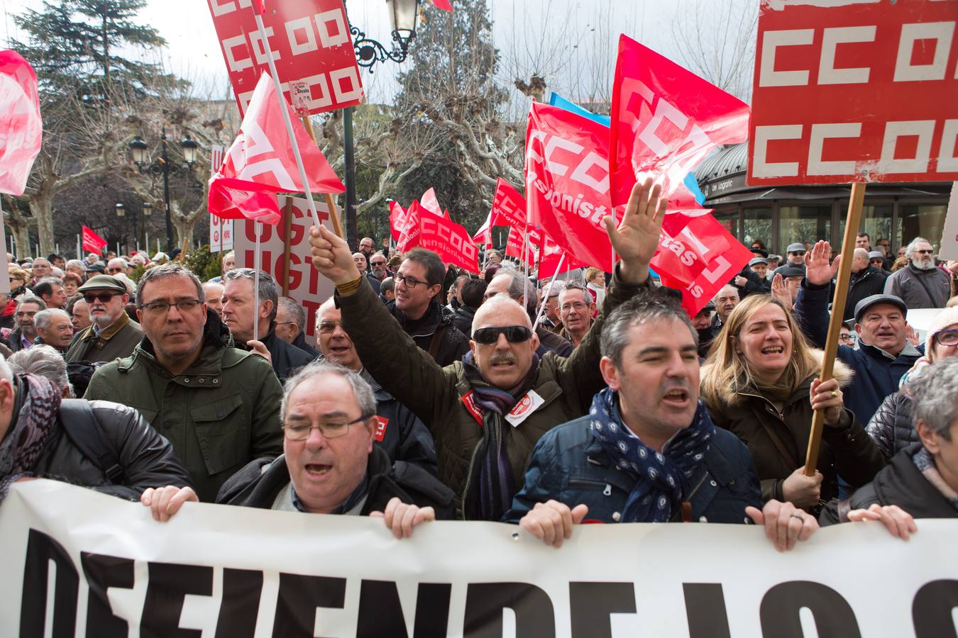 Los jubilados han vuelto a manifestarse frente a la Delegación del Gobierno en Logroño para protestar por la "miseria" del 0,5% de incremento en las pensiones y reivindicar su sostenibilidad. 