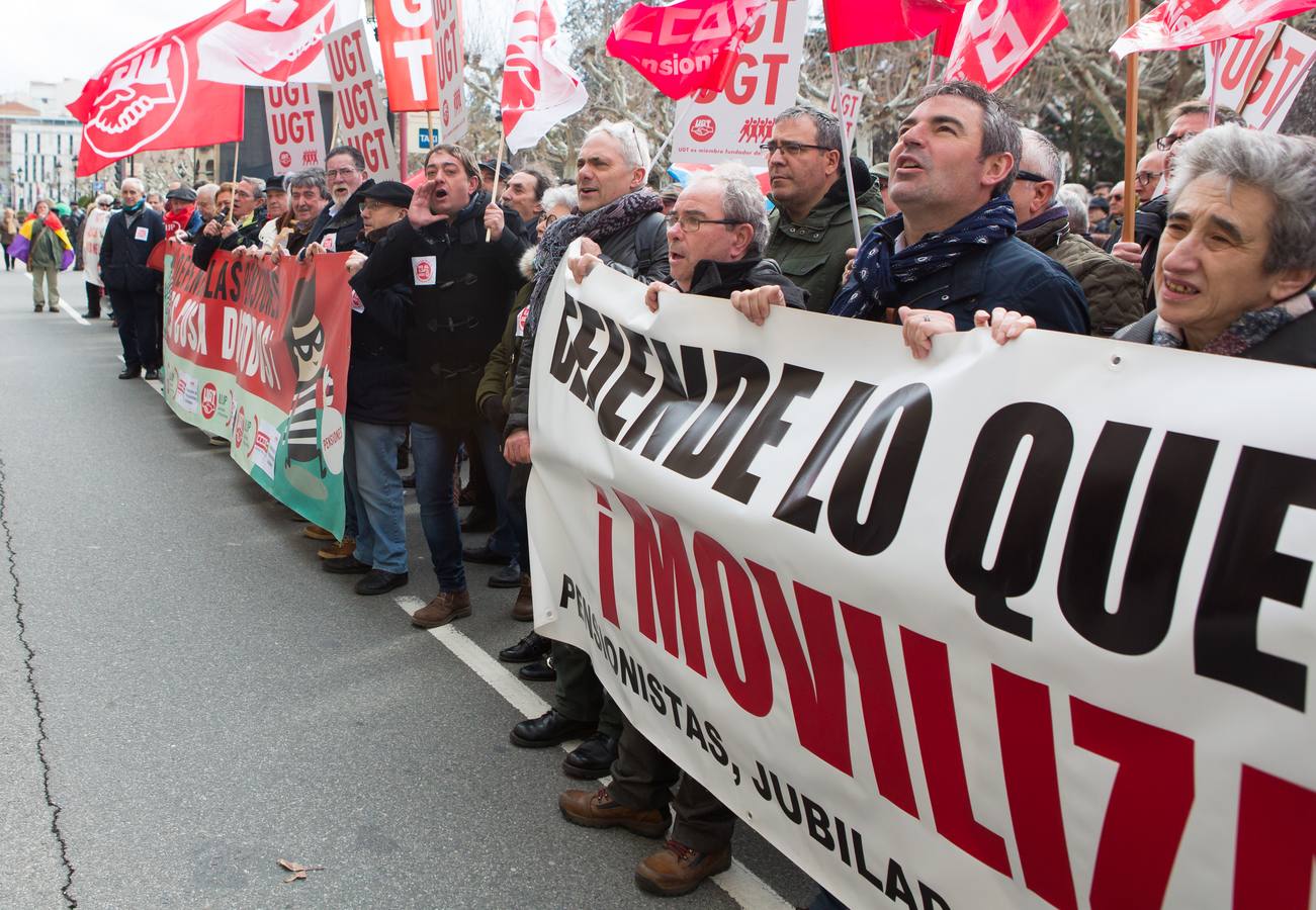 Los jubilados han vuelto a manifestarse frente a la Delegación del Gobierno en Logroño para protestar por la "miseria" del 0,5% de incremento en las pensiones y reivindicar su sostenibilidad. 