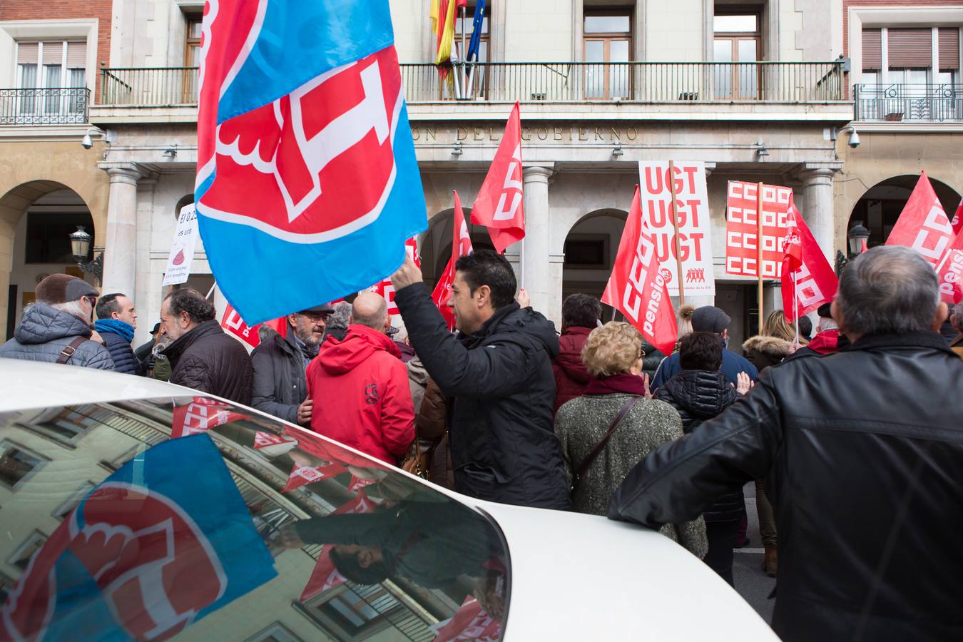 Los jubilados han vuelto a manifestarse frente a la Delegación del Gobierno en Logroño para protestar por la "miseria" del 0,5% de incremento en las pensiones y reivindicar su sostenibilidad. 