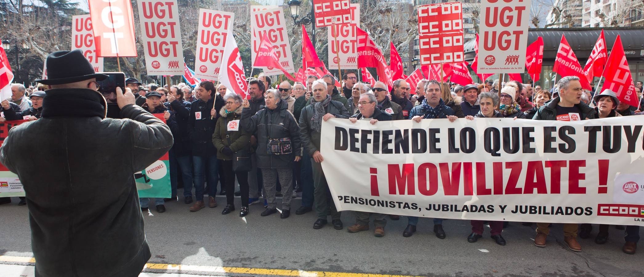 Los jubilados han vuelto a manifestarse frente a la Delegación del Gobierno en Logroño para protestar por la "miseria" del 0,5% de incremento en las pensiones y reivindicar su sostenibilidad. 