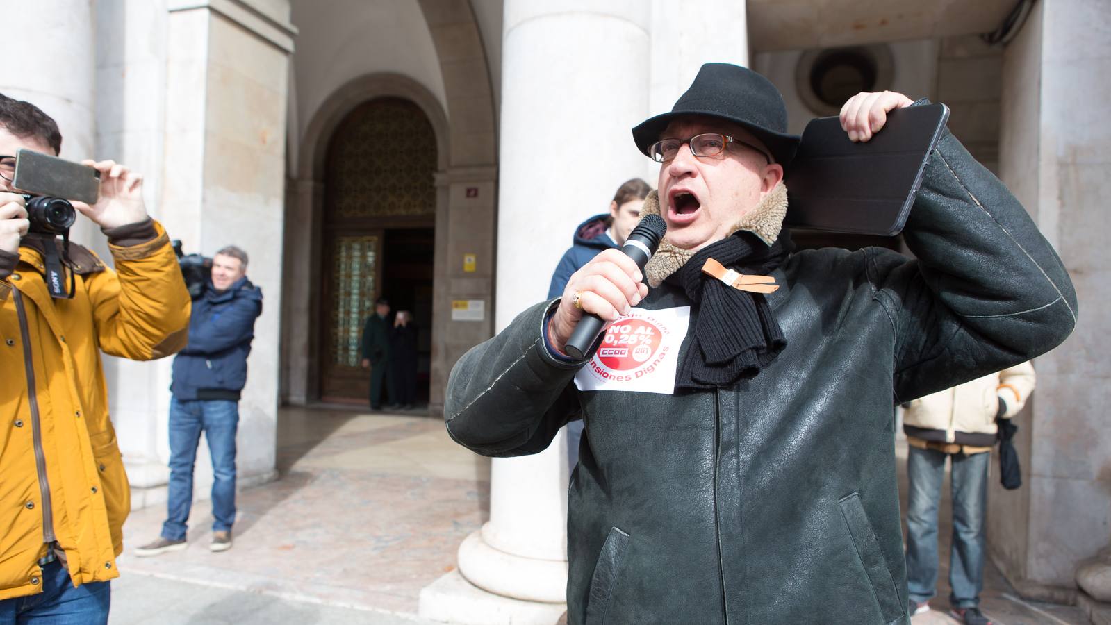 Los jubilados han vuelto a manifestarse frente a la Delegación del Gobierno en Logroño para protestar por la "miseria" del 0,5% de incremento en las pensiones y reivindicar su sostenibilidad. 