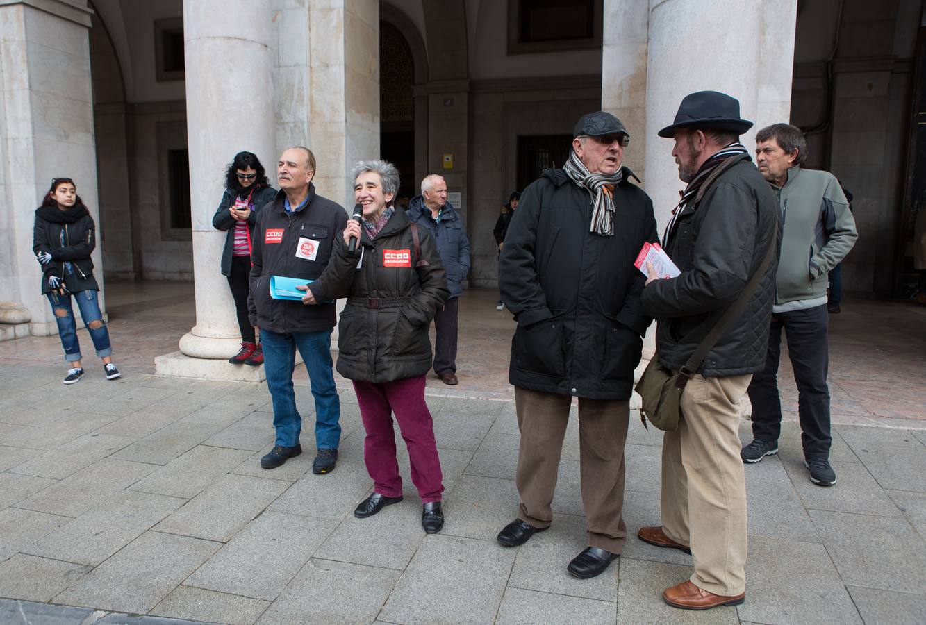 Los jubilados han vuelto a manifestarse frente a la Delegación del Gobierno en Logroño para protestar por la "miseria" del 0,5% de incremento en las pensiones y reivindicar su sostenibilidad. 