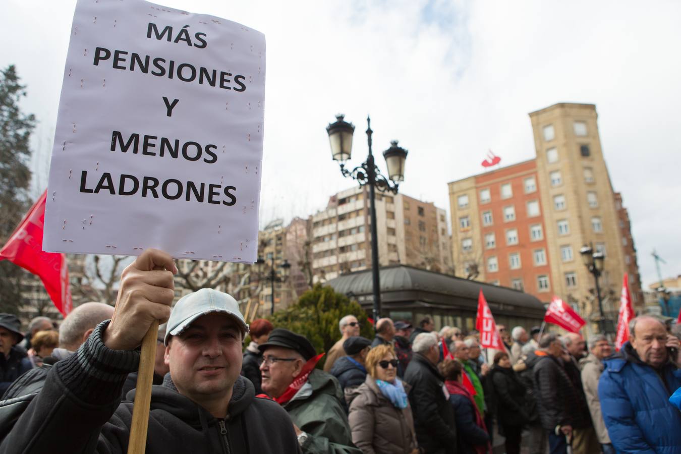 Los jubilados han vuelto a manifestarse frente a la Delegación del Gobierno en Logroño para protestar por la "miseria" del 0,5% de incremento en las pensiones y reivindicar su sostenibilidad. 