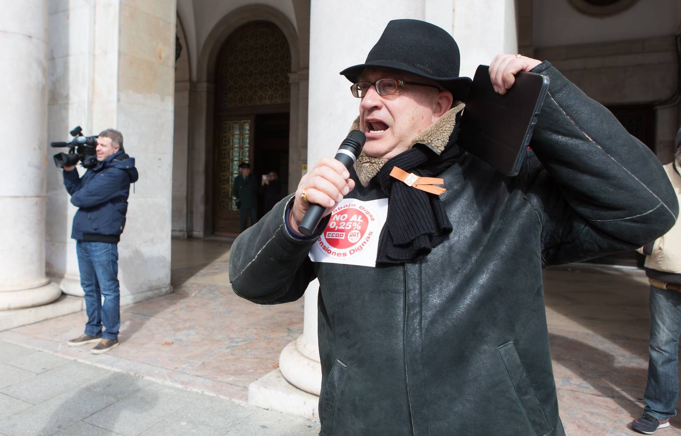 Los Jubilados reivindican unas pensiones dignas frente a la Delegación del Gobierno.