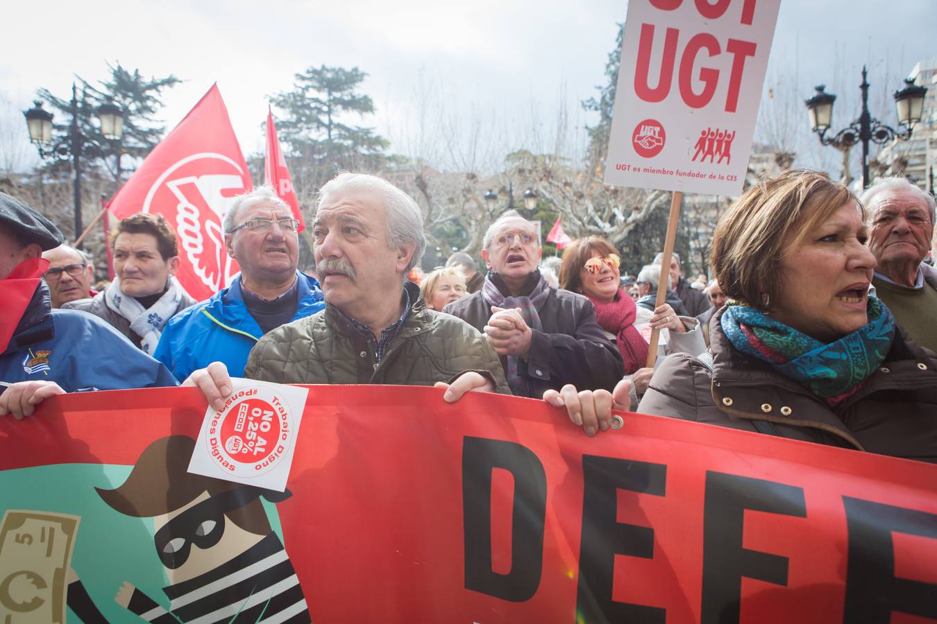 Los Jubilados reivindican unas pensiones dignas frente a la Delegación del Gobierno.