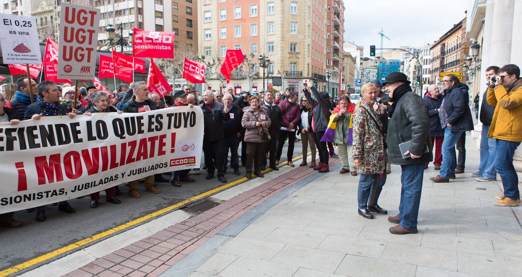 Los Jubilados reivindican unas pensiones dignas frente a la Delegación del Gobierno.