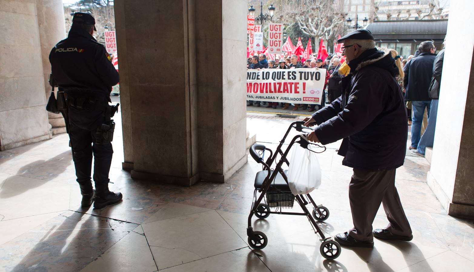 Los Jubilados reivindican unas pensiones dignas frente a la Delegación del Gobierno.