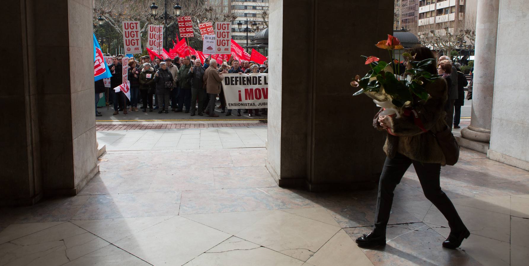 Los Jubilados reivindican unas pensiones dignas frente a la Delegación del Gobierno.