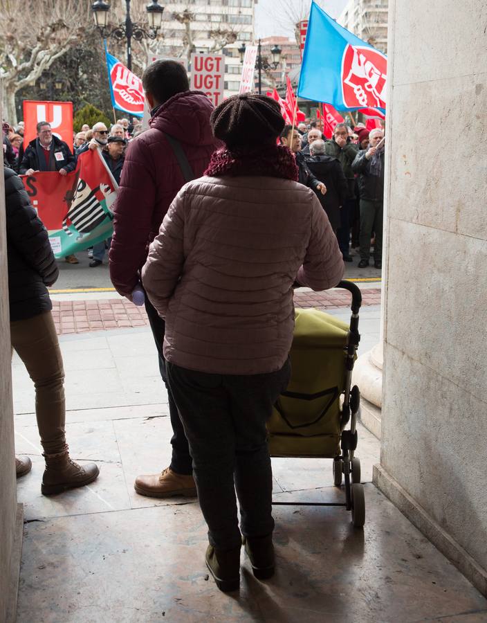 Los Jubilados reivindican unas pensiones dignas frente a la Delegación del Gobierno.