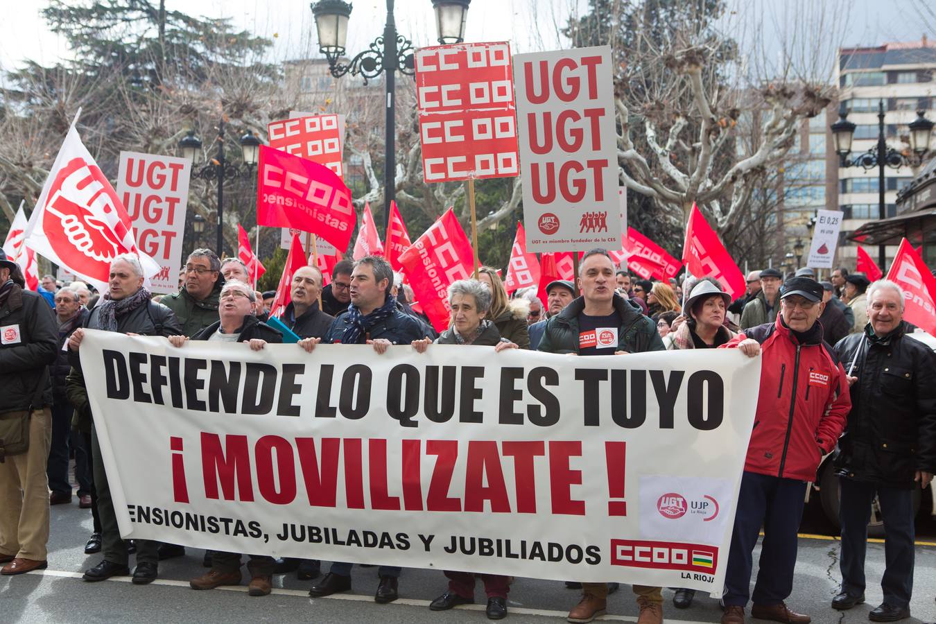 Los Jubilados reivindican unas pensiones dignas frente a la Delegación del Gobierno.