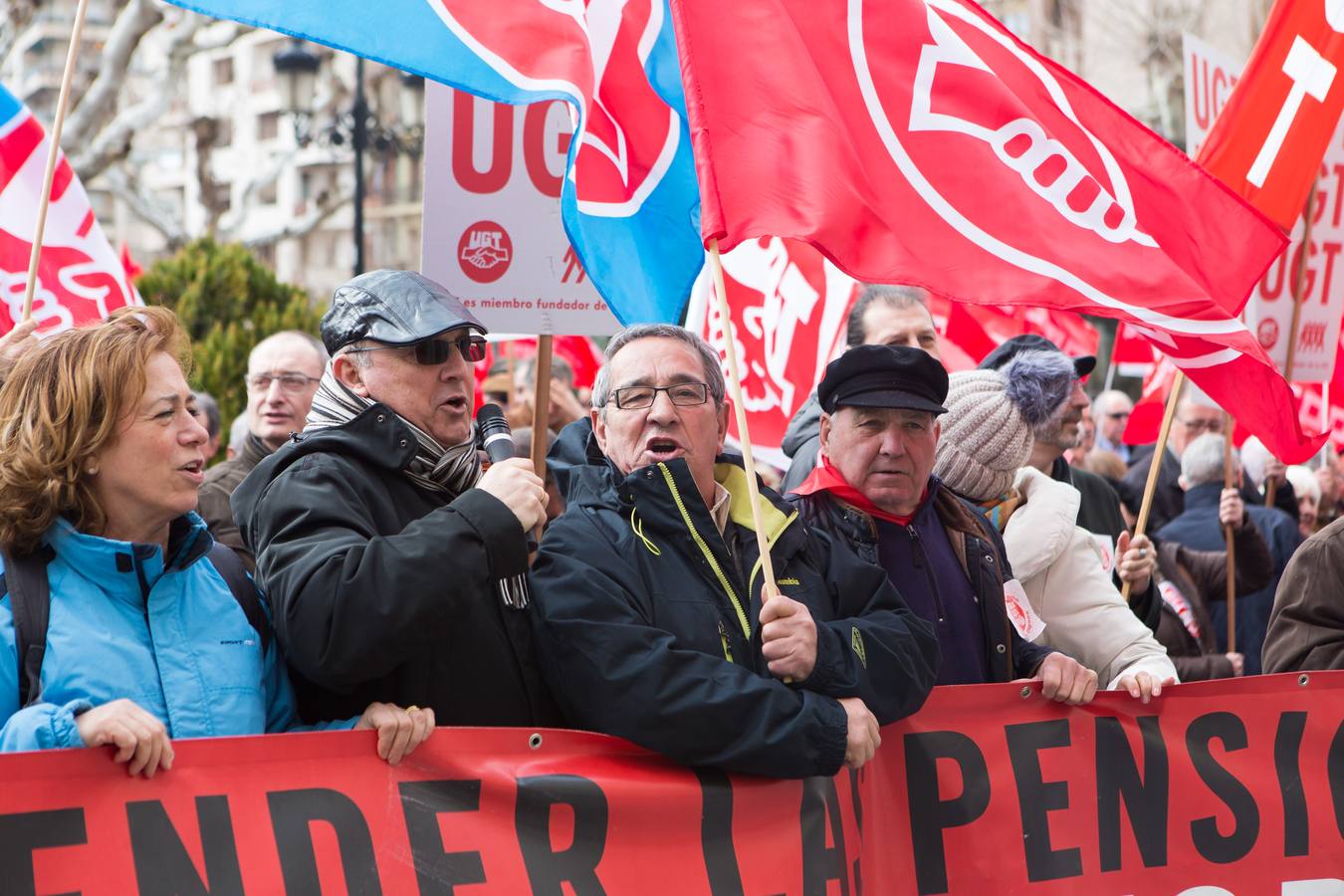 Los Jubilados reivindican unas pensiones dignas frente a la Delegación del Gobierno.