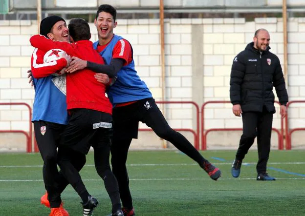 Marcos André se abraza a Ñoño y Fermín, de espaldas, en los últimos minutos del entrenamiento vespertino. 