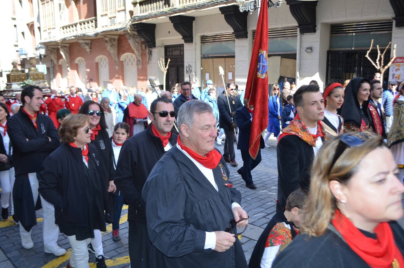 En el día grande, los santos Emeterio y Celedonio salieron a la calle en una procesión muy participativa por Calahorra