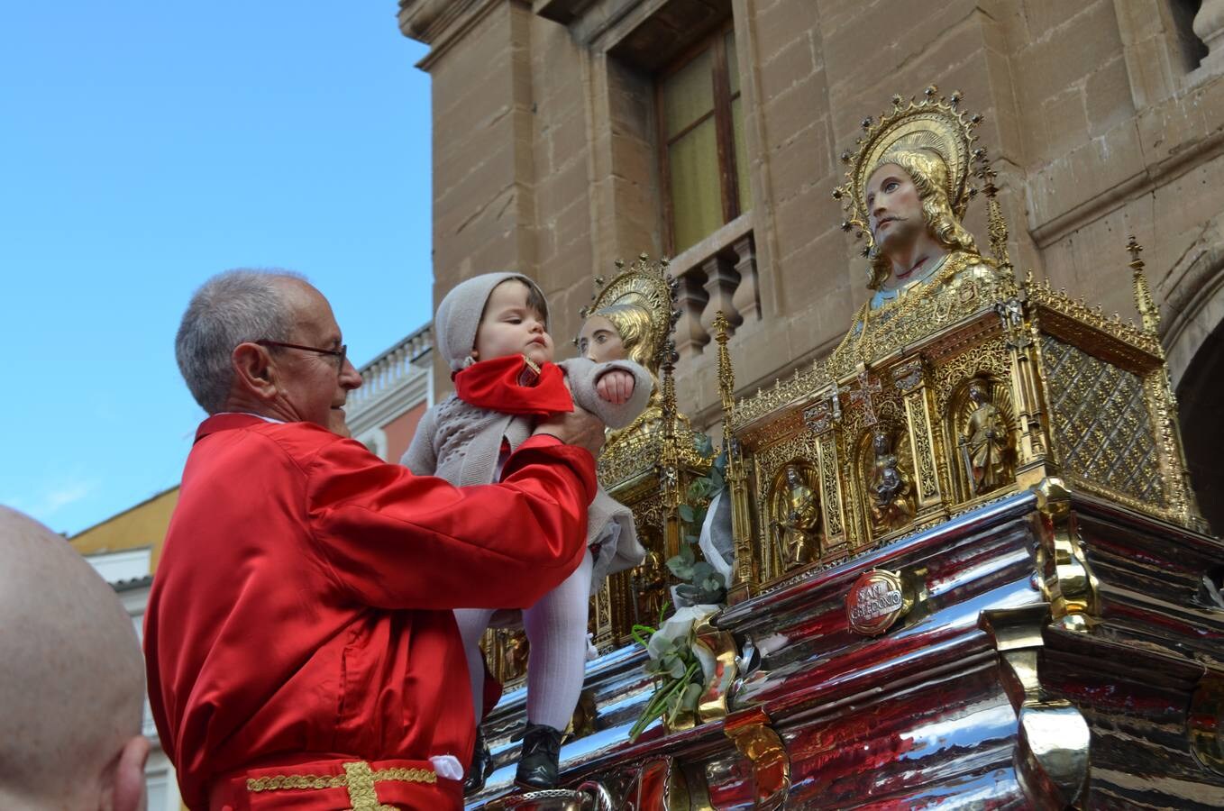 En el día grande, los santos Emeterio y Celedonio salieron a la calle en una procesión muy participativa por Calahorra