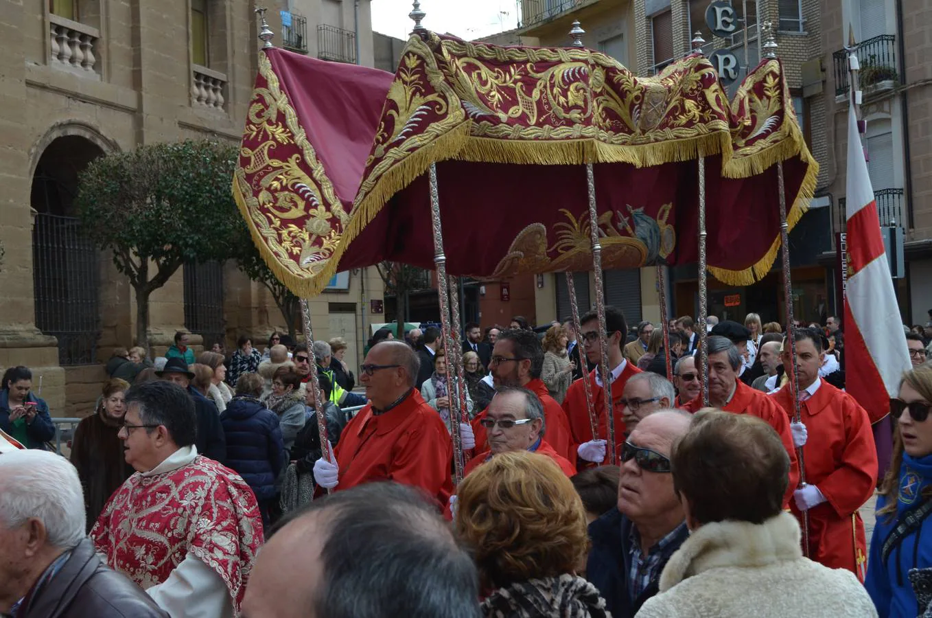 En el día grande, los santos Emeterio y Celedonio salieron a la calle en una procesión muy participativa por Calahorra