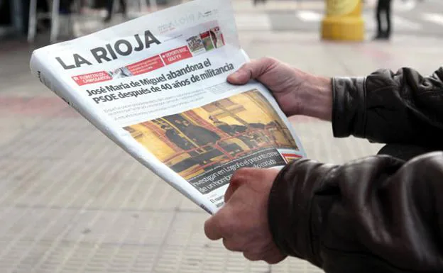 Un lector, con Diario LA RIOJA en sus manos