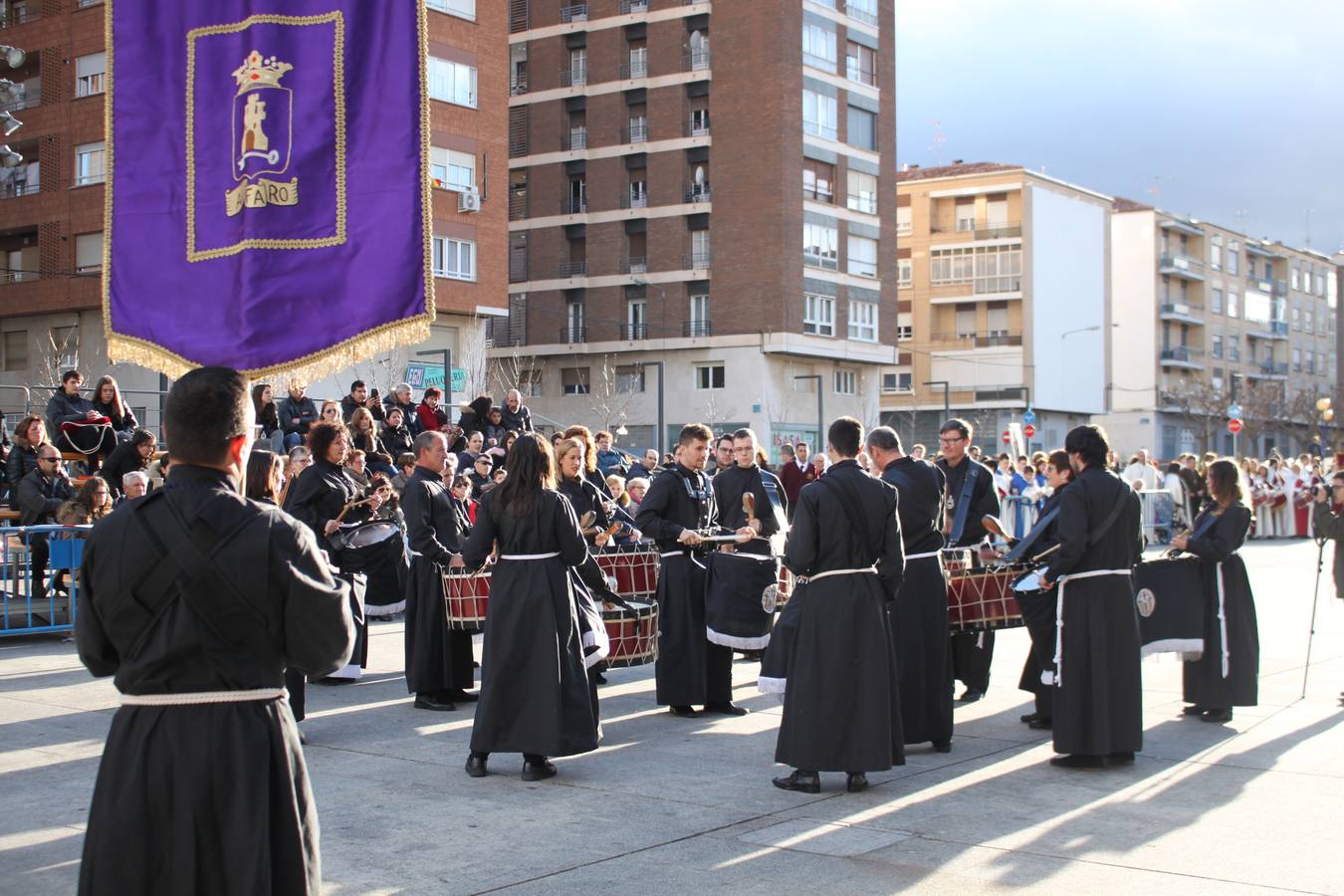 La exaltación de bandas de las cofradías anuncia la Semana Santa en Arnedo.