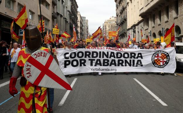 Miles de personas se manifiestan ayer por las calles de Barcelona convocados por la plataforma por Tabarnia. :: ALBERT GEA / REUTERS