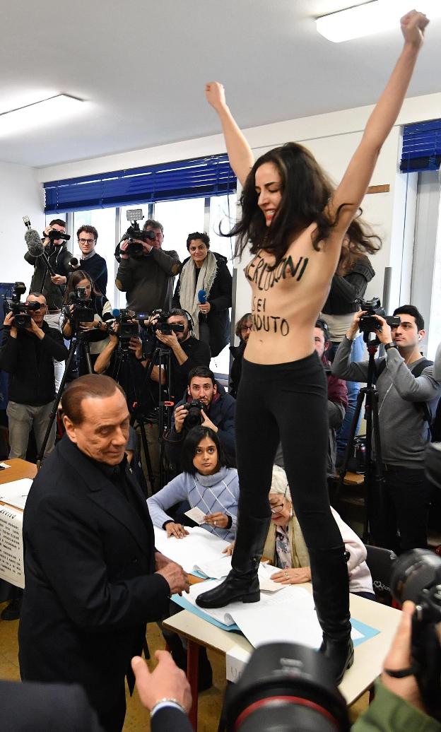 La militante de Femen protesta ante Berlusconi. :: efe