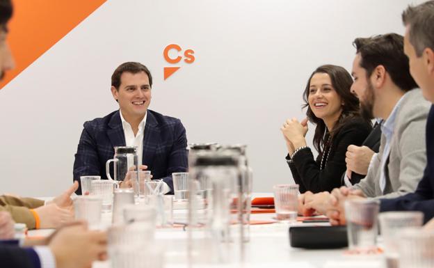 Rivera, junto a la portavoz de Ciudadanos, Inés Arrimadas. 