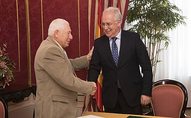 Carlos González y José Ignacio Ceniceros se dan la mano.